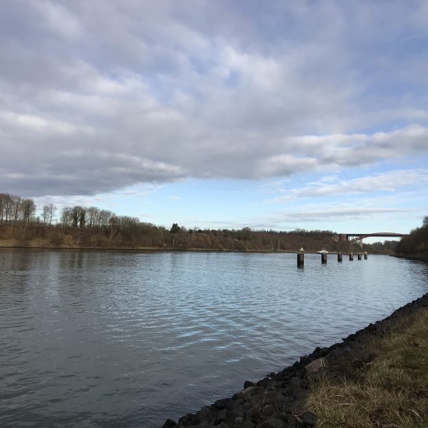 Wave watching on Kiel Canal: Bulbous bows and how they shape the wave ...