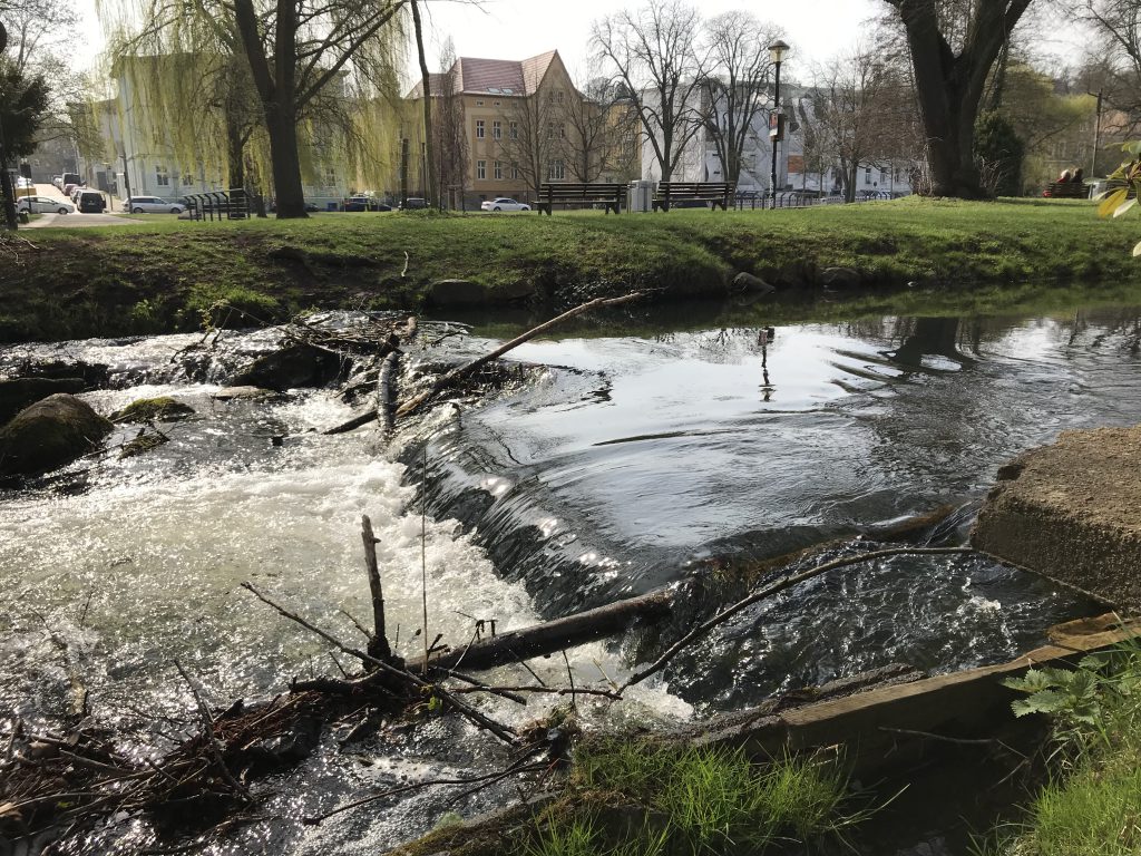A tiny waterfall, super and subcritical flows, submerged hydraulic