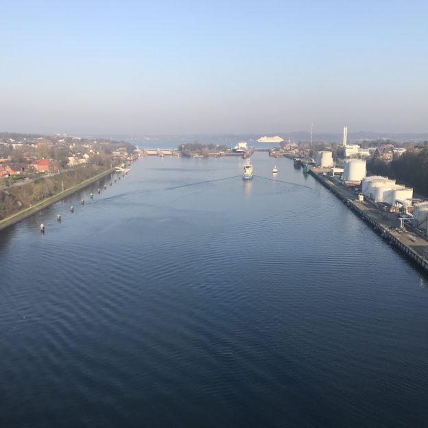 Wave watching at Kiel Holtenau locks Adventures in Oceanography and Teaching
