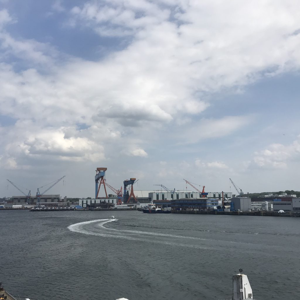 Some port of Kiel #wavewatching: A feathery wake getting fanned out and ...