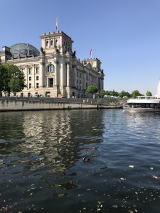 Wave watching in front of the Reichstag. That's my kind of sightseeing ...